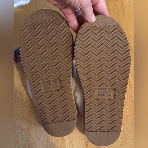 ⭐️NEW⭐️ Fireside by Dearform "Sydney" Shearling Slippers - Picture 8 of 10